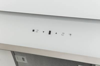 Настенная вытяжка Kuppersberg F 930 W,  ширина 90 см, отвод/рециркуляция, 850 м3/час, цвет: белый /планка нержавеющая сталь / короб белая эмаль Изображение 2